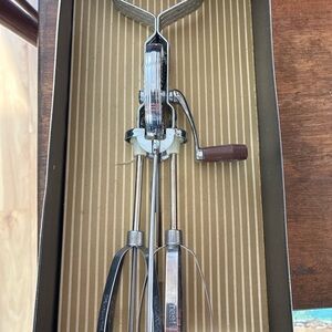 Vintage Manual Egg Beater with Original Box – Mid-Century – Retro Kitchen